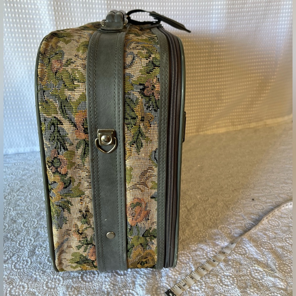 Vintage Jordache Tapestry Carry-on Luggage Suitcase 20”Wide x 14”High x 6” Deep - Picture 5 of 16